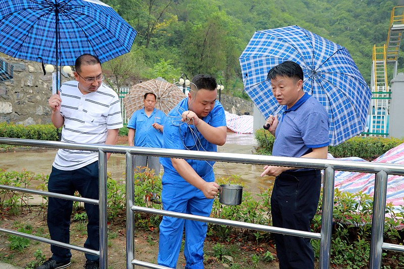 熊良虎在镇安污水处理厂调研时指出：以守护人民群众喝上清洁的水、、、放心的水为出发点，助力打好碧水守卫战