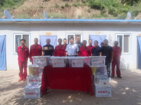 永利yl65335集团开展“夏送清凉”活动 关爱一线职工