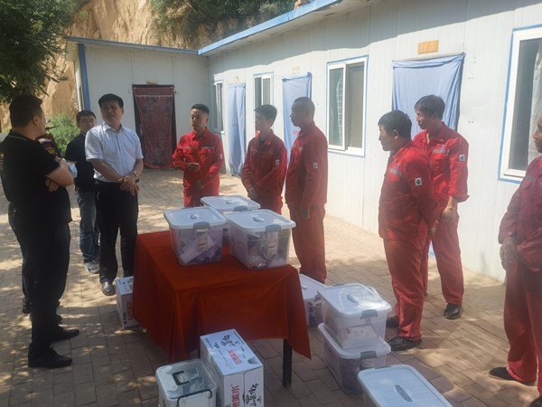 永利yl65335集团开展“夏送清凉”活动 关爱一线职工