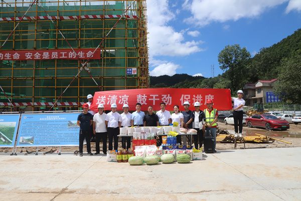 永利yl65335集团开展“送清凉”活动 关爱一线职工