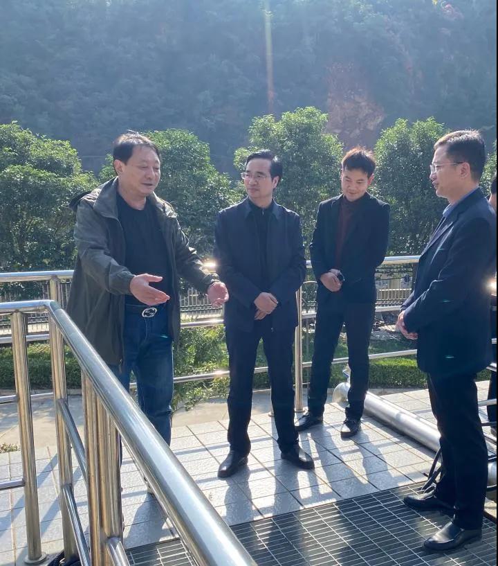 镇安县副县长马博到水情形公司镇安污水处理厂调研