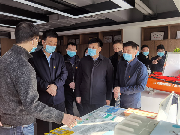 省国资委党委委员、、、驻委纪检监察组组长贺向东到秦创原永利yl65335集团立异中心调研