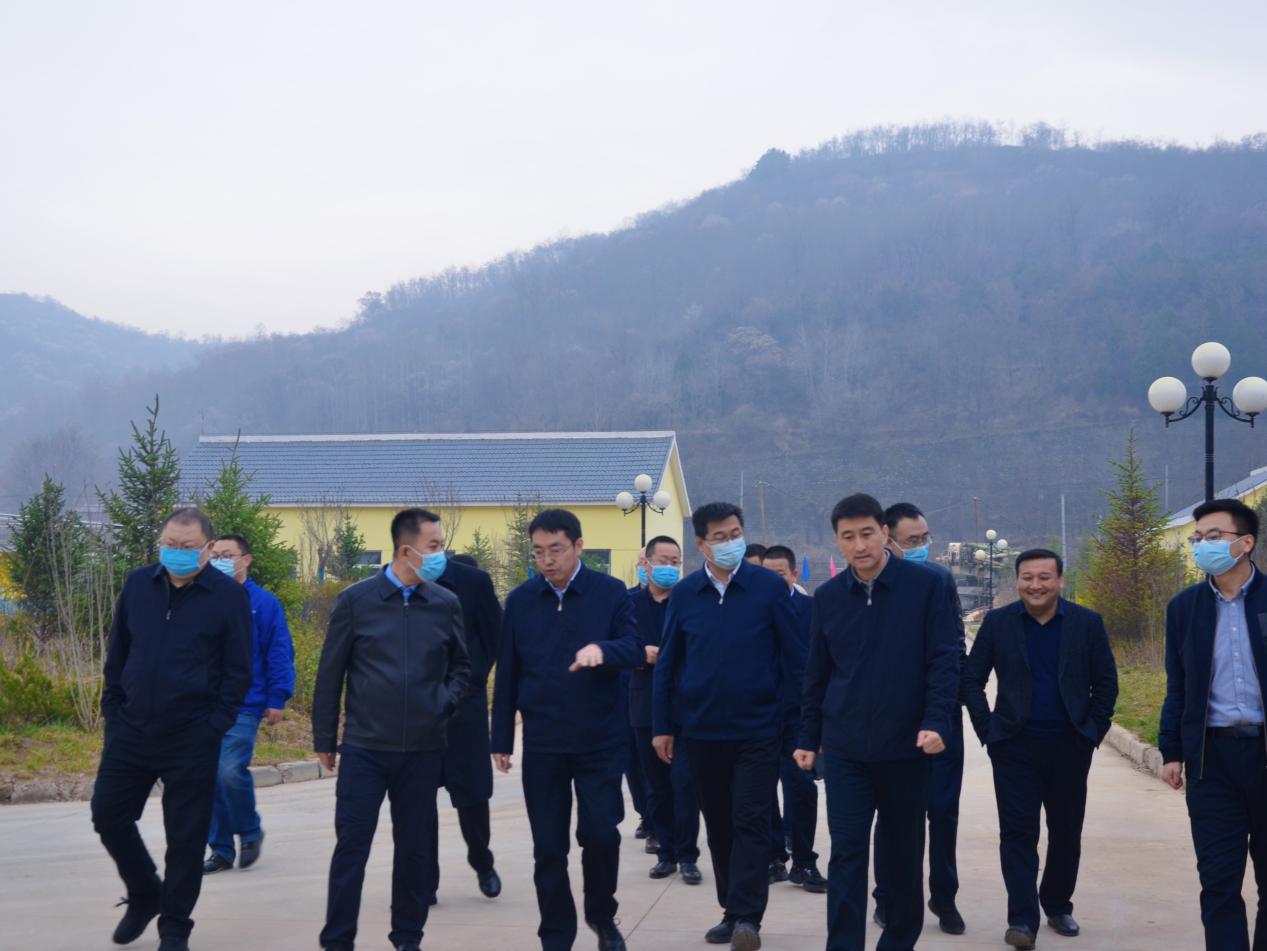 省黄帝陵文化园区管委会副主任、、、黄陵县委副书记、、、县长李建雄到水情形公司黄陵县污水处理厂调研